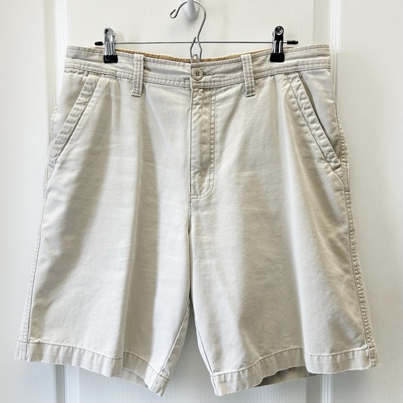 Old Navy Men's Flat Front Chino Shorts Loose Fit Beige Size 33 - Picture 2 of 14